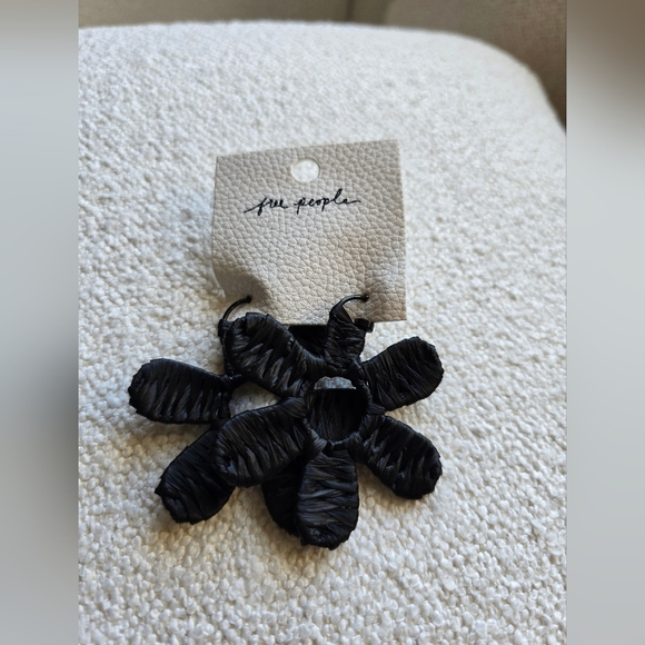 Free People, Wendy Woven Flower Hoops, Black, NWT!!! - Picture 3 of 6